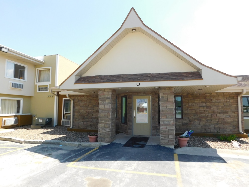 Days Inn by Wyndham West Branch Iowa City Area - photo 29