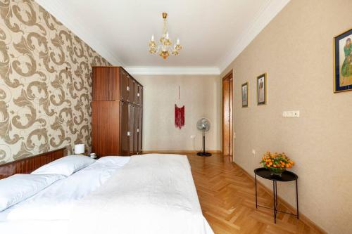 Cozy Apart W AC & free parking in the Town Center