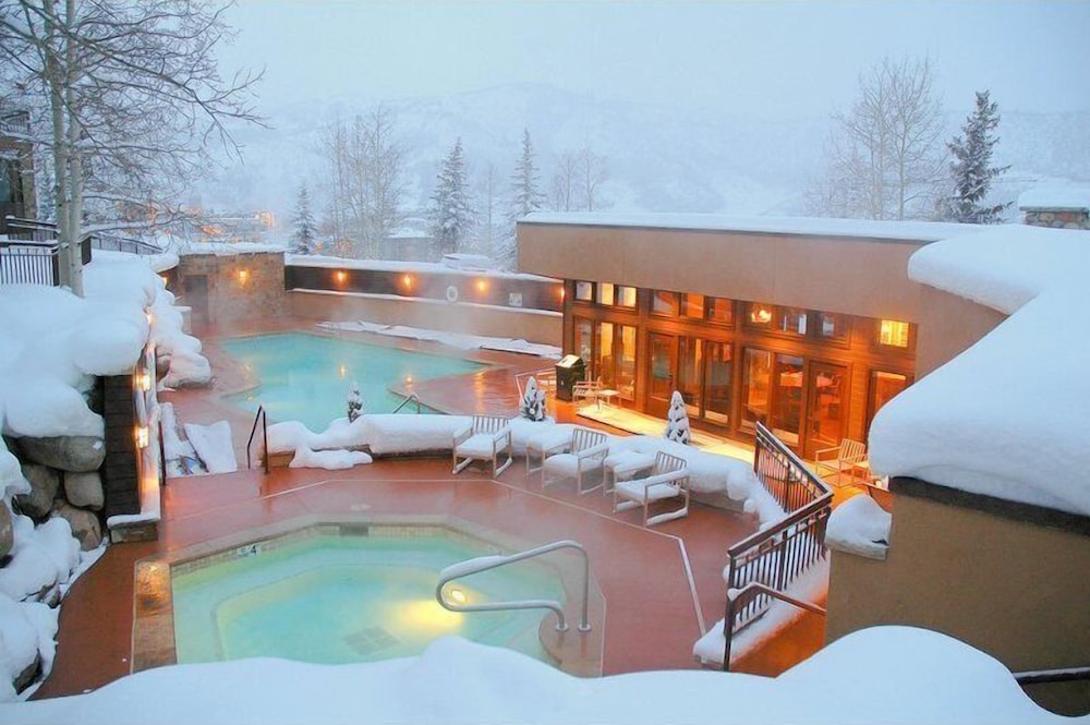Snowmass Woodrun V 4 Bedroom Ski in Ski out Mountain Residence in the Heart of Snowmass Village — 4-Star Luxury Hotel in Snowmass Village, United States