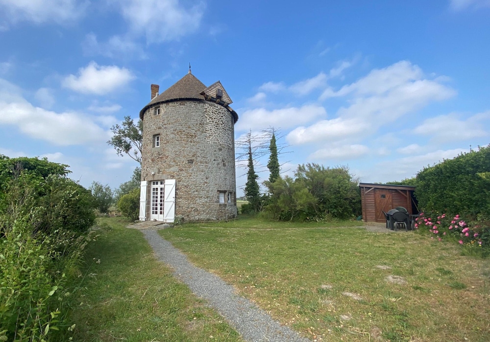 Windmill in Cherrueix Near Mont Saint Michel — hotel in Cherrueix
