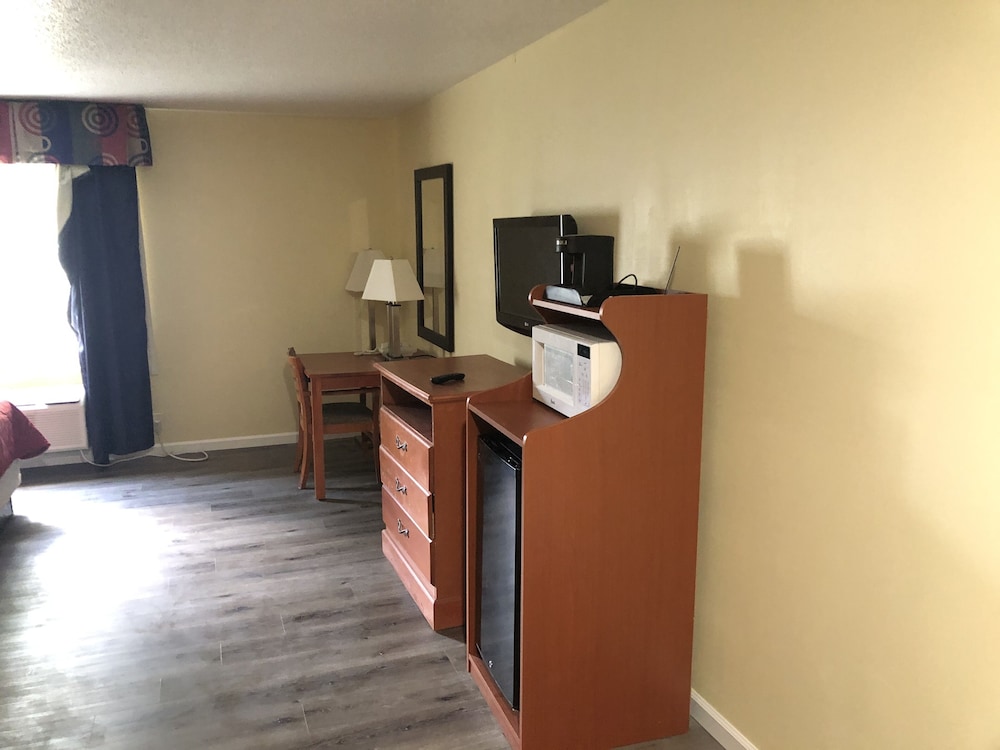 Quality Inn & Suites Woodstock near Lake Geneva - photo 6