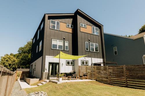 ModTrio 3BR with ensuites & Garage Mins to Uptown in Charlotte, United States