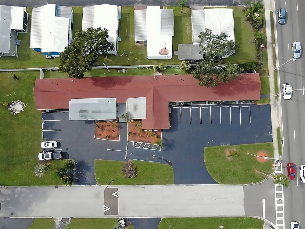 Palm Cove Motel - photo 68