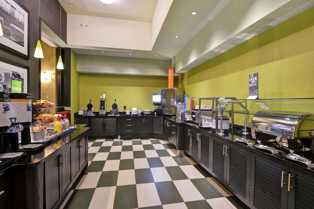 Hampton Inn & Suites Raleigh Crabtree Valley - photo 51