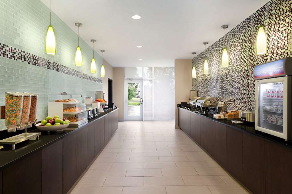 La Quinta Inn & Suites by Wyndham Burlington - photo 25