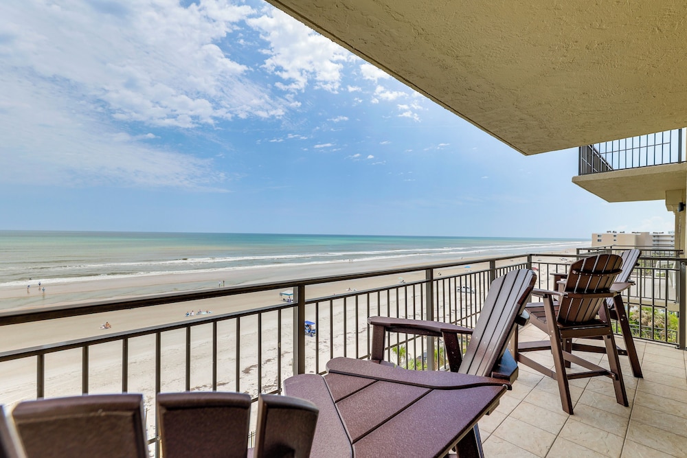Beachfront New Smyrna Condo 1 Mi to Flagler Ave — 4-Star Luxury Hotel in New Smyrna Beach, United States