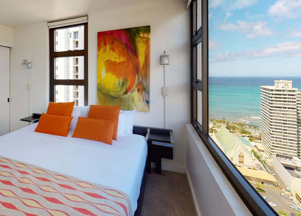 Artsy 32nd Floor Condo with Modern Furnishings & Gorgeous Ocean Views by Koko Resort Vacation Rentals - photo 4