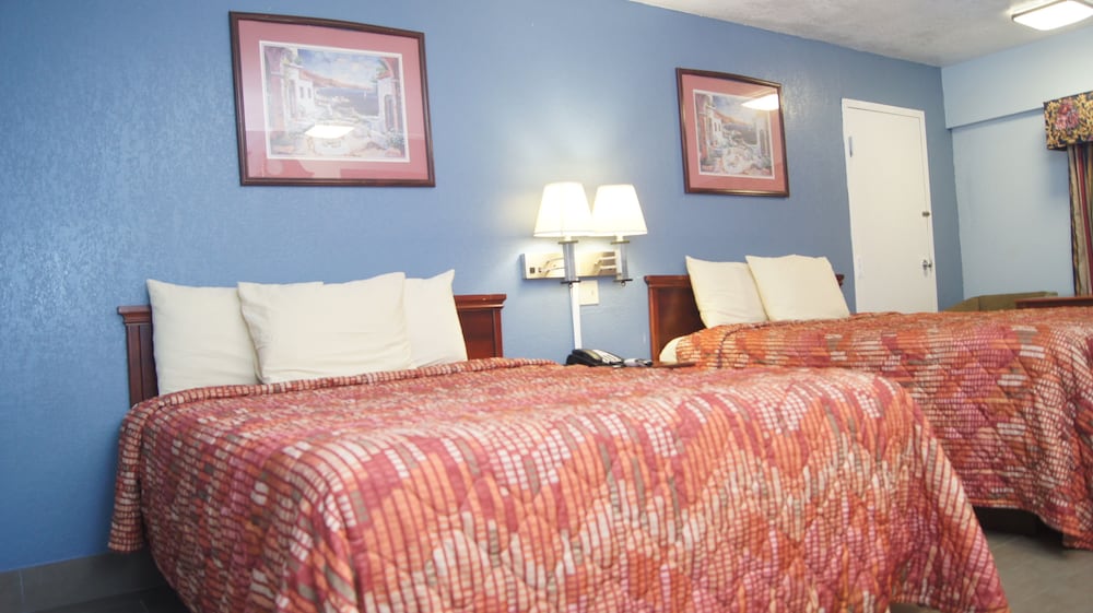 Holiday Lodge & Suites - photo 12