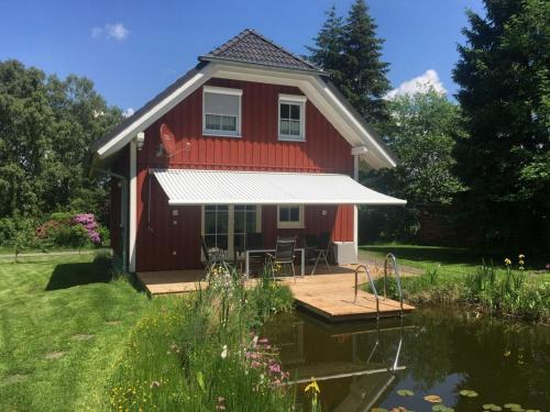Schwedenhaus Rhön mit Sauna und Schwimmteich — 4-Star Luxury Hotel in Hilders, Germany