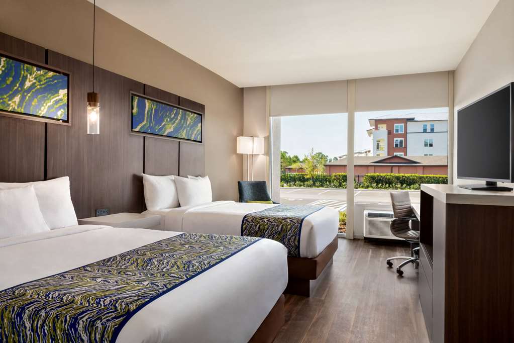 La Quinta Inn & Suites by Wyndham Orlando IDrive Theme Parks - photo 20