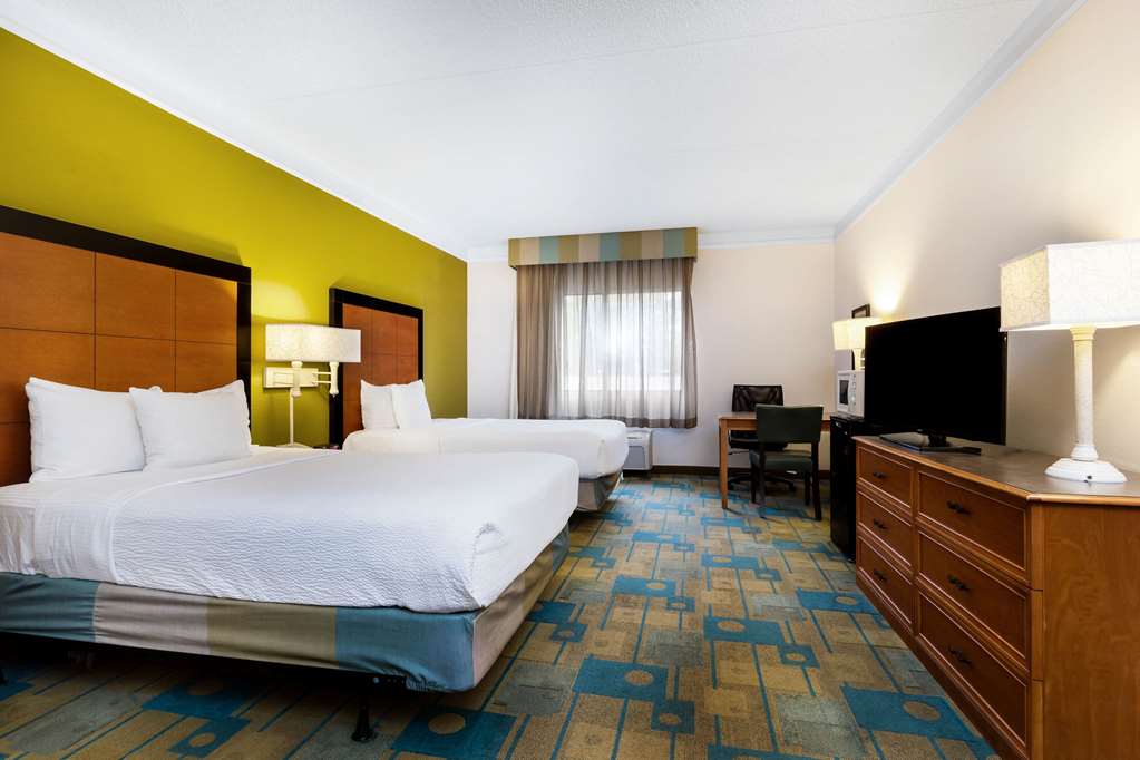 La Quinta Inn & Suites by Wyndham St. Pete Clearwater Airpt - photo 30