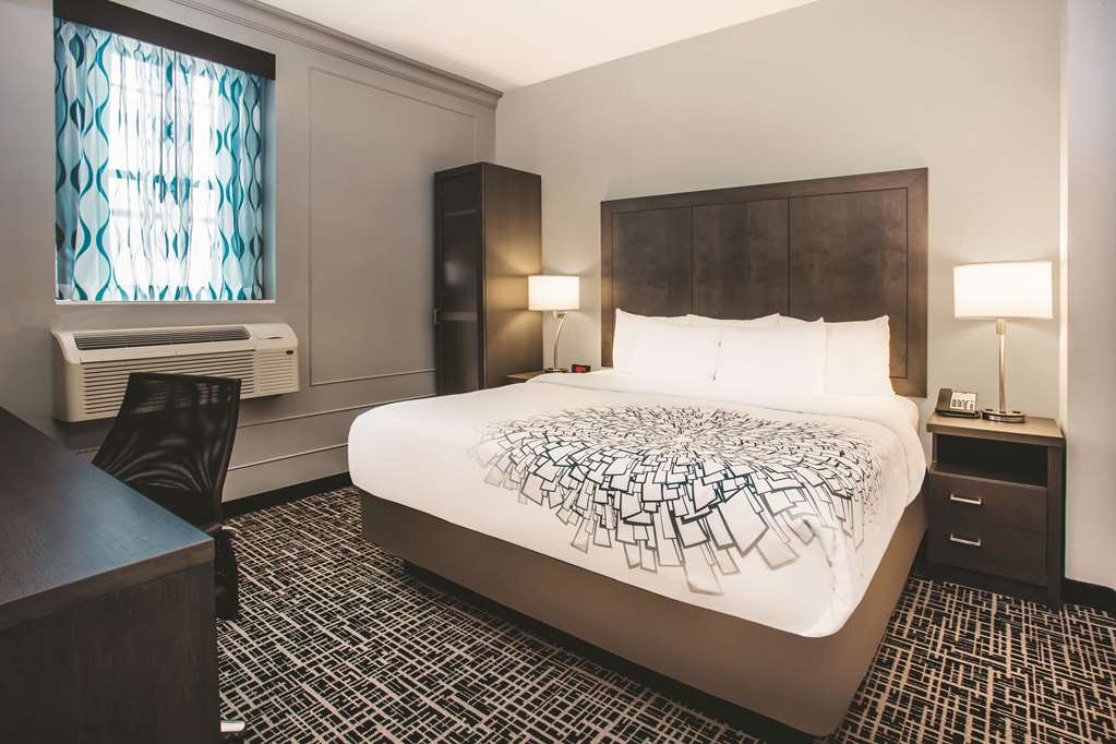 La Quinta Inn & Suites by Wyndham Baltimore Downtown - photo 14