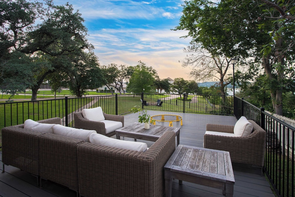Travis by Avantstay Waterfront Lake Retreat - photo 2