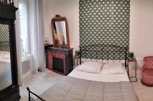 Le Nid Douillet Baroque Linge Fourni in La Bourboule, France