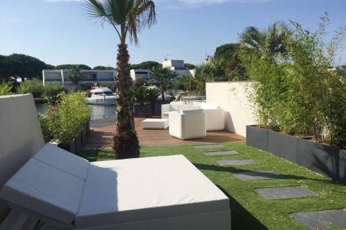 Belle Grande Marina En Duplex Avec Appontement in Le Grau-Du-Roi, France