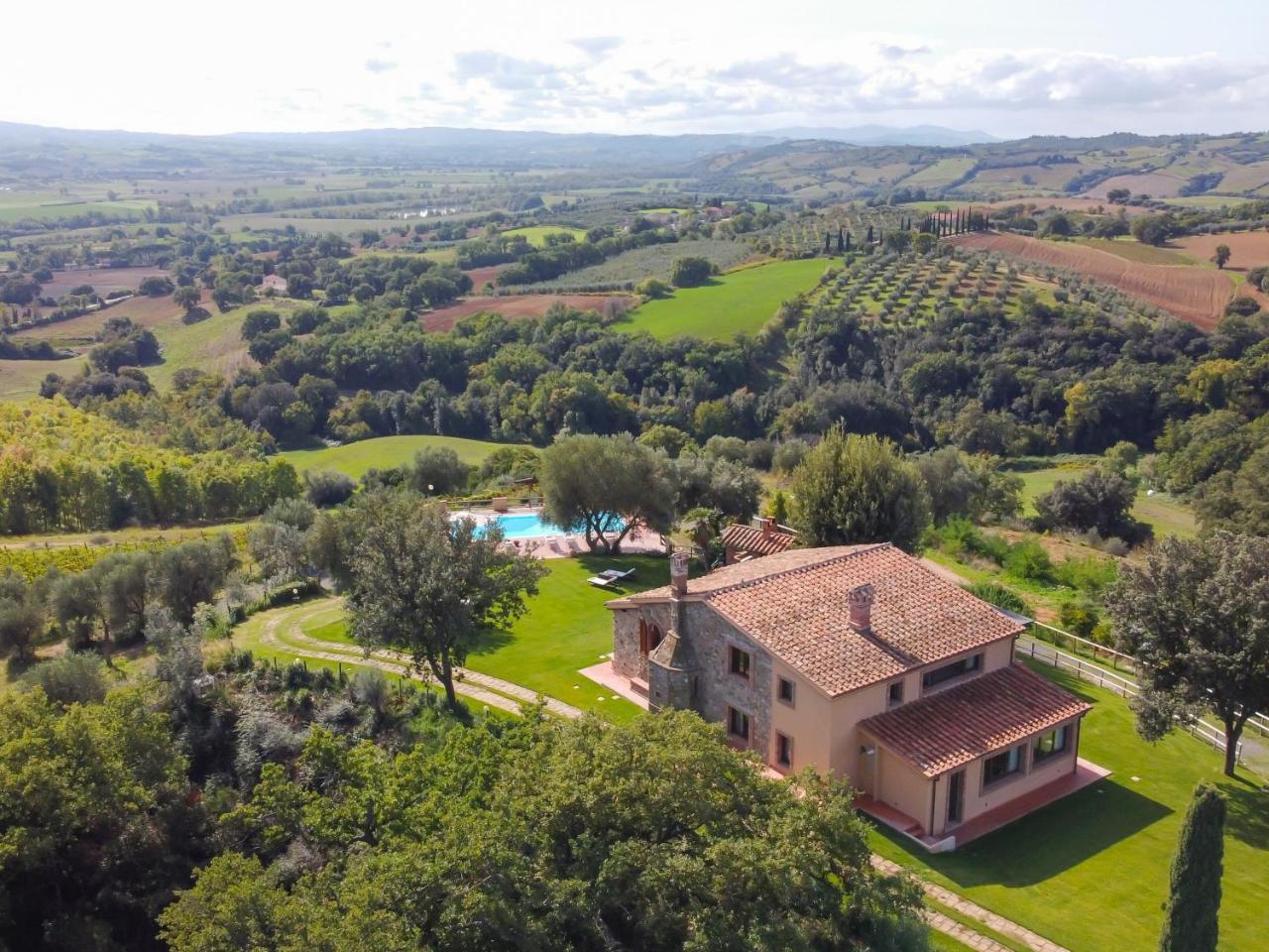 Casale Ombrone 11 Emma Villas — 4-Star Luxury Hotel in Campagnatico, Italy