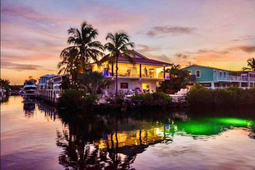 Beautiful Water View Pool Gym Room Private Dock in Marathon, United States