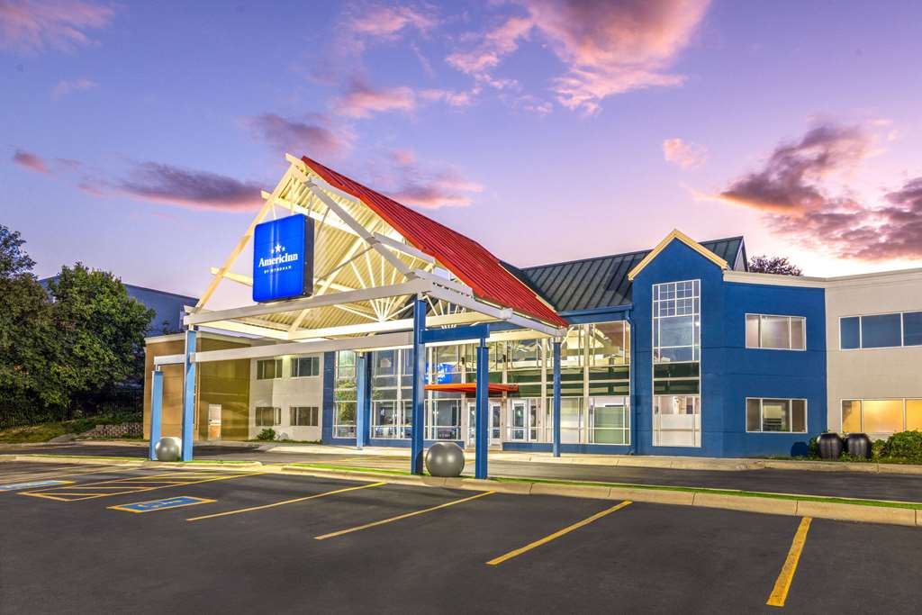 Howard Johnson by Wyndham Omaha - photo 4