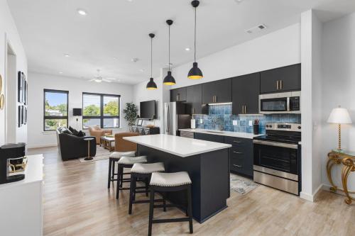 Upscale Music Row Corner Unit with Patio Rooftop with City View and Gym — 4-Star Luxury Hotel in Nashville, United States