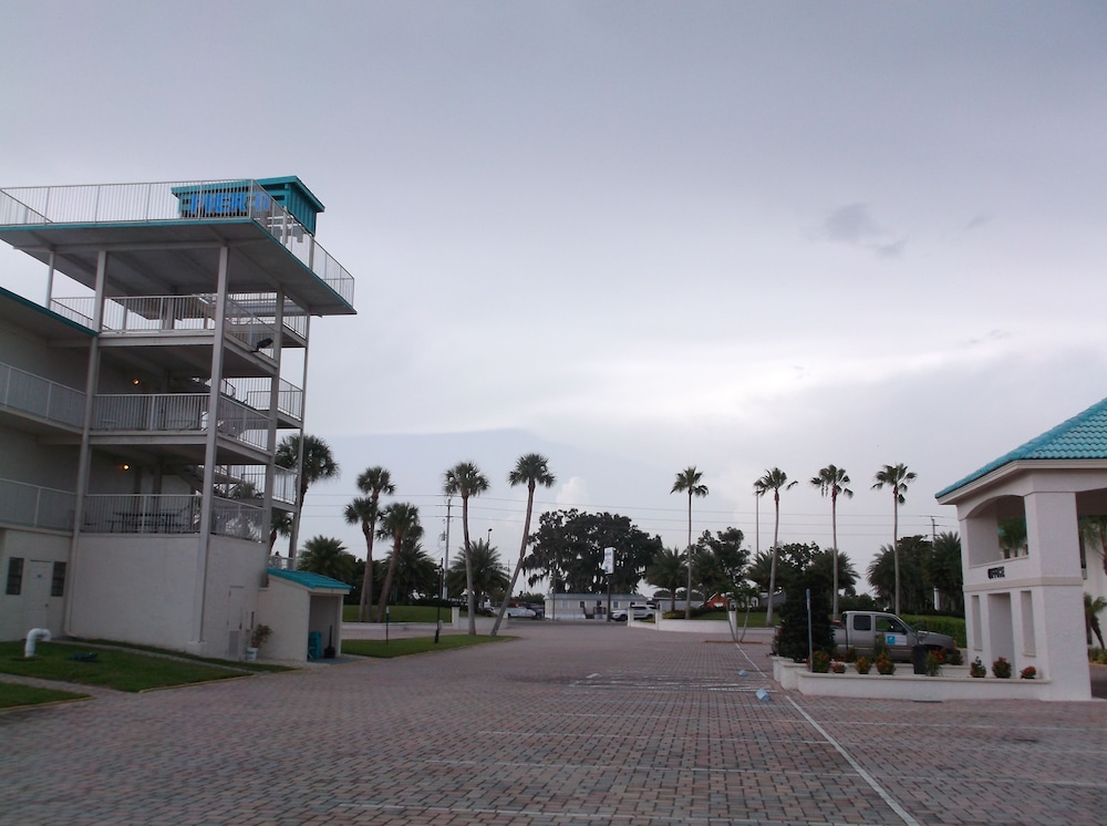 Days Inn & Suites by Wyndham Lake Okeechobee - photo 82