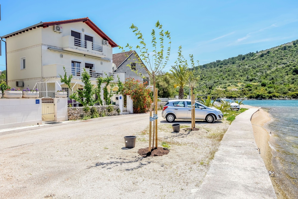 Apartment Bosiljka — 4-Star Luxury Hotel in Rogoznica, Croatia