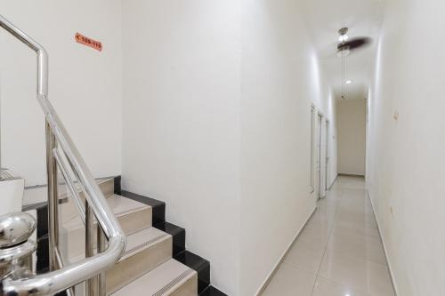 RedDoorz at Jatiwaringin near Exit Toll Pondok Gede — Bangkalan — photo 3