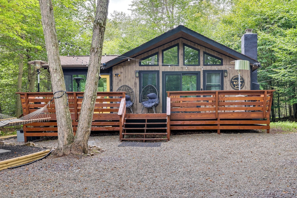 Deck Fire Pit and Sauna Big Bass Lake Getaway — hotel in Clifton