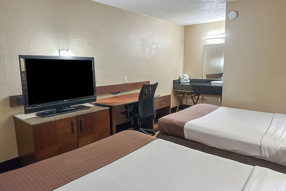 OYO Hotel Mobile AL I 65 at Airport Blvd - photo 45