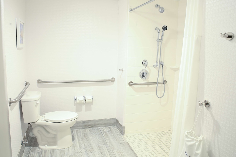 Hampton Inn & Suites Mount Laurel Moorestown - photo 13