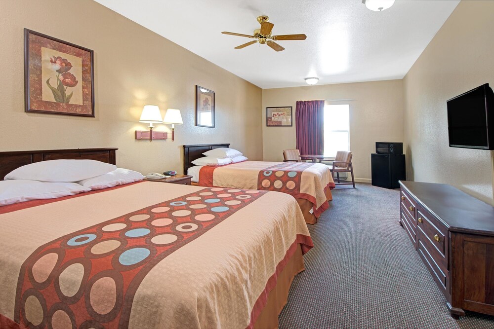 Super 8 by Wyndham St. Louis Airport - photo 7