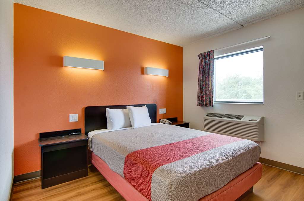 Motel 6 Salina KS - photo 15