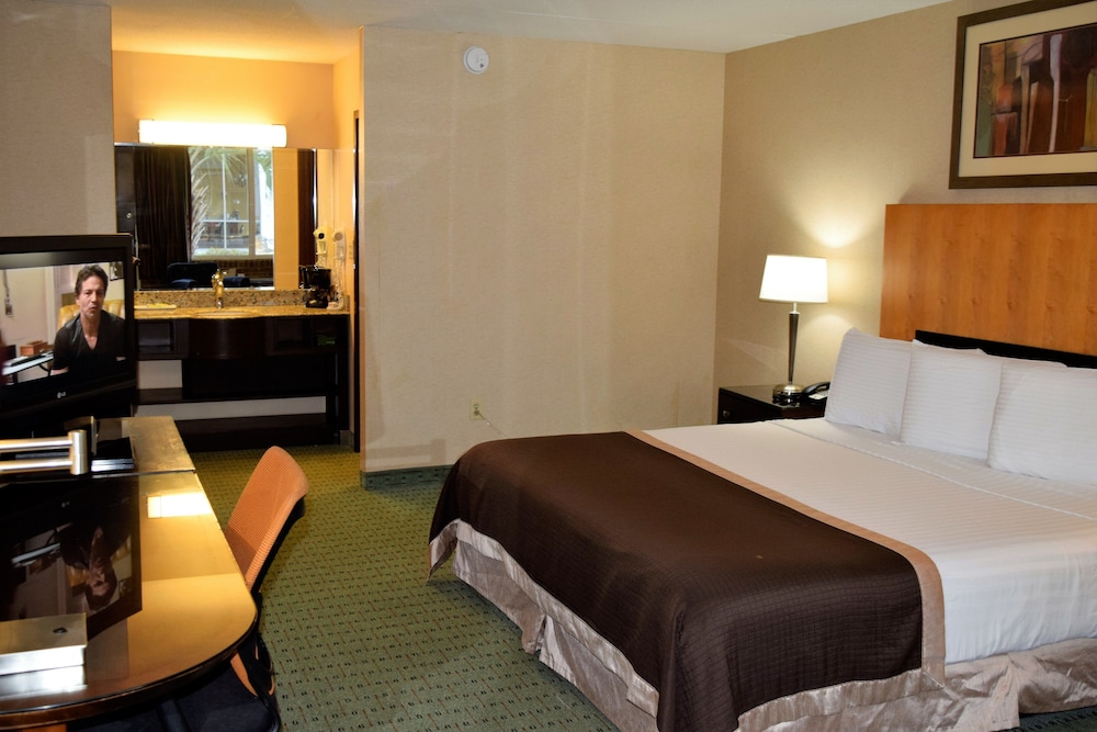 Landmark Inn Hartsville - photo 6