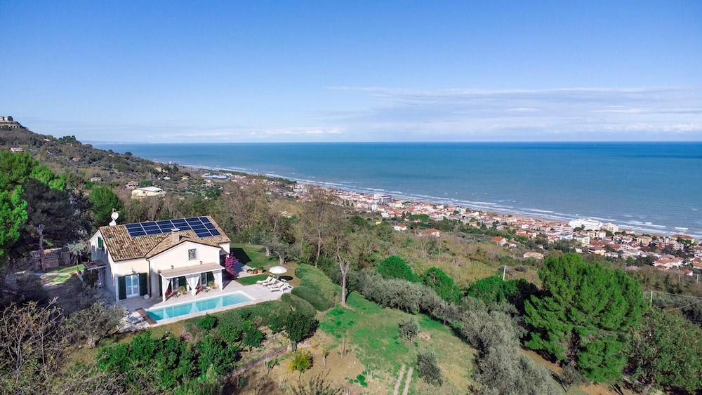 Villa Lucente 6 2 — 4-Star Luxury Hotel in Silvi, Italy