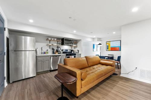 Mid Century DC Condo Central Bloomingdale 2BR & 1BA #DCottage — 4-Star Luxury Hotel in Washington, United States