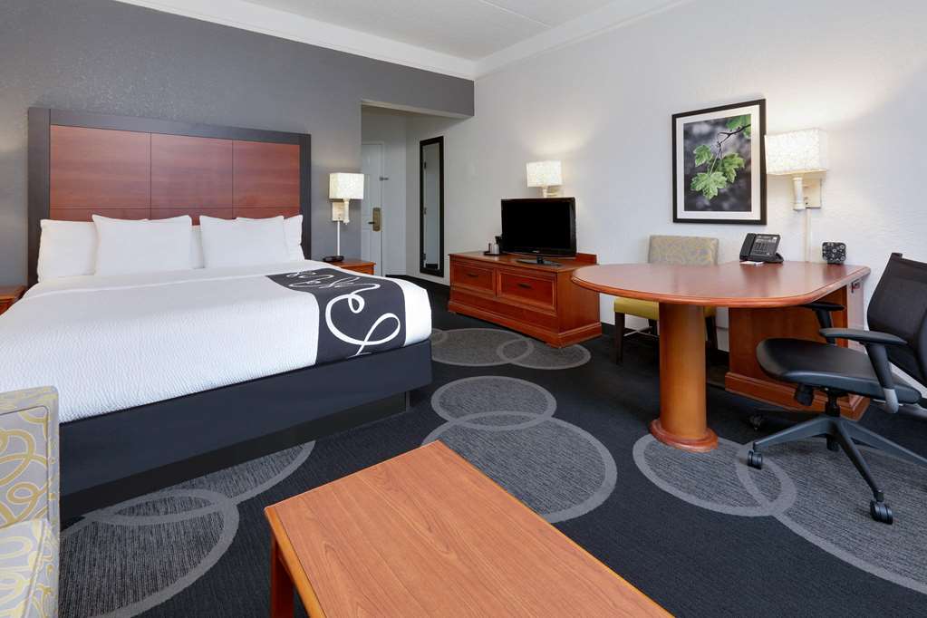 La Quinta Inn & Suites by Wyndham Dallas North Central - photo 17