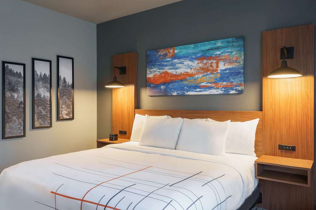 La Quinta Inn & Suites by Wyndham Springfield - photo 15