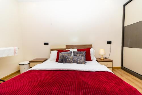 Modern luxe 2 BED Apt with pool & Gym