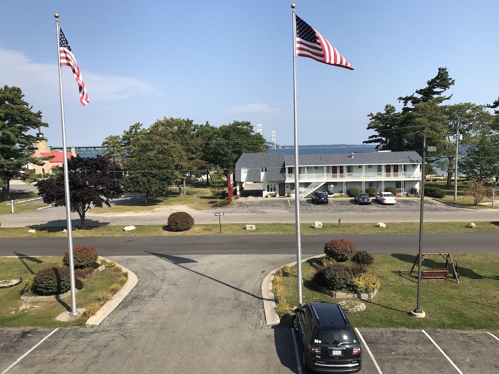 Super 8 by Wyndham Bridgeview of Mackinaw City - photo 58