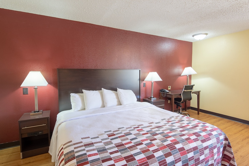 Red Roof Inn & Suites Indianapolis Airport - photo 13