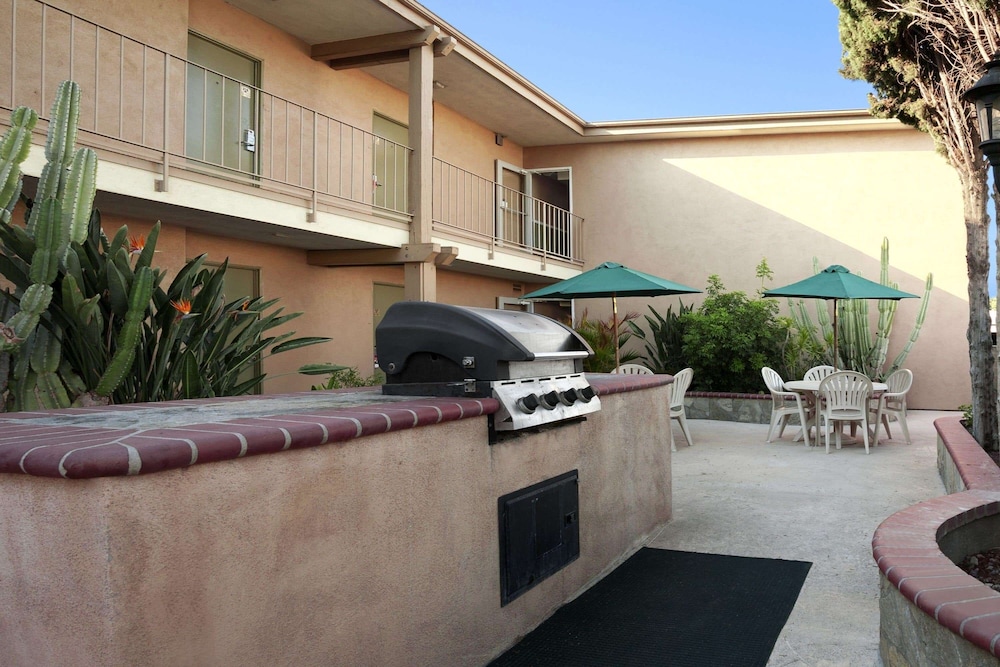 Howard Johnson by Wyndham Buena Park - photo 27