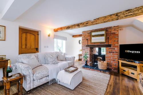 NEW Stunning 3 Bed Cottage in Audlem by 53 Degrees Property Ideal for Families & Groups — 4-Star Luxury Hotel in Audlem, United Kingdom