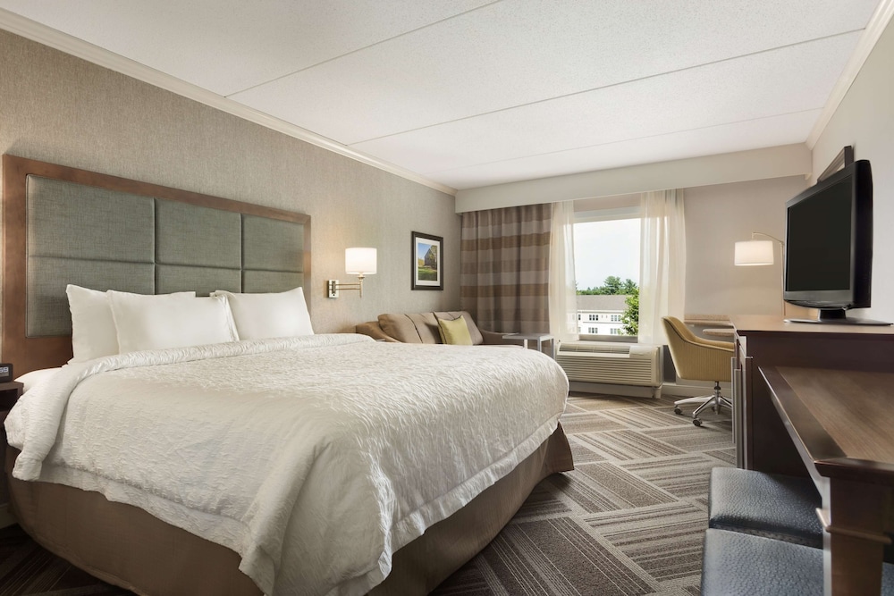 Hampton Inn & Suites Manchester Bedford - photo 12