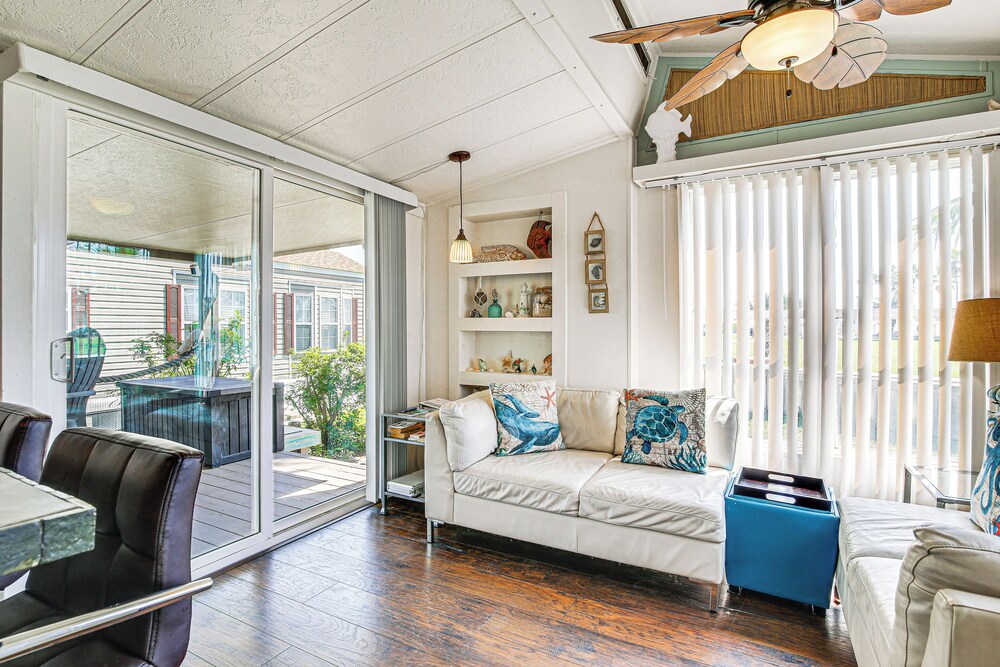 Resort style Perks & Deck at Port Isabel Home - photo 4