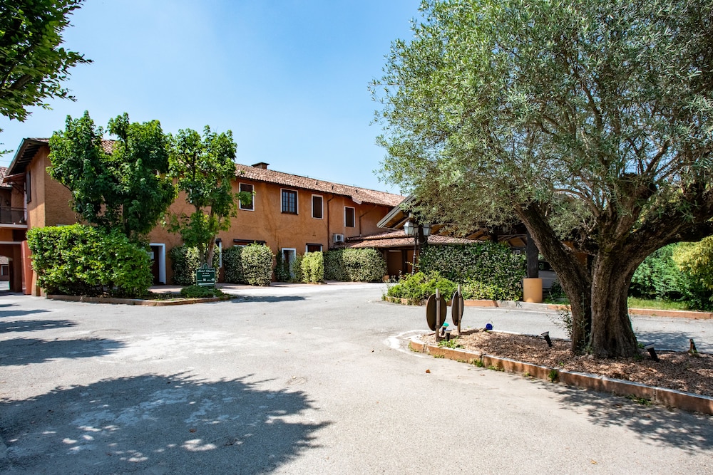 Motel Hotel Charlie — 4-Star Luxury Hotel in Settala, Italy