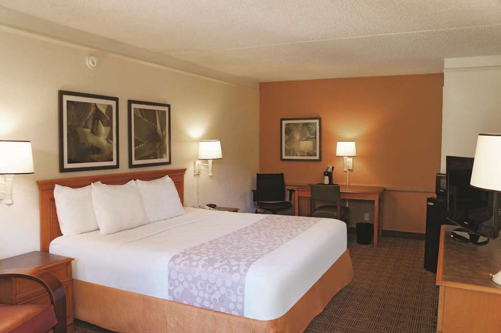 Baymont by Wyndham Houston La Porte - photo 11