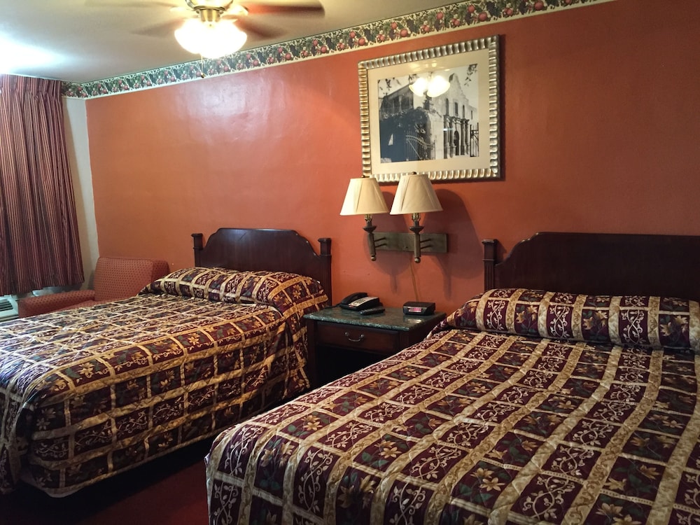 Deluxe Inn Airport - photo 6