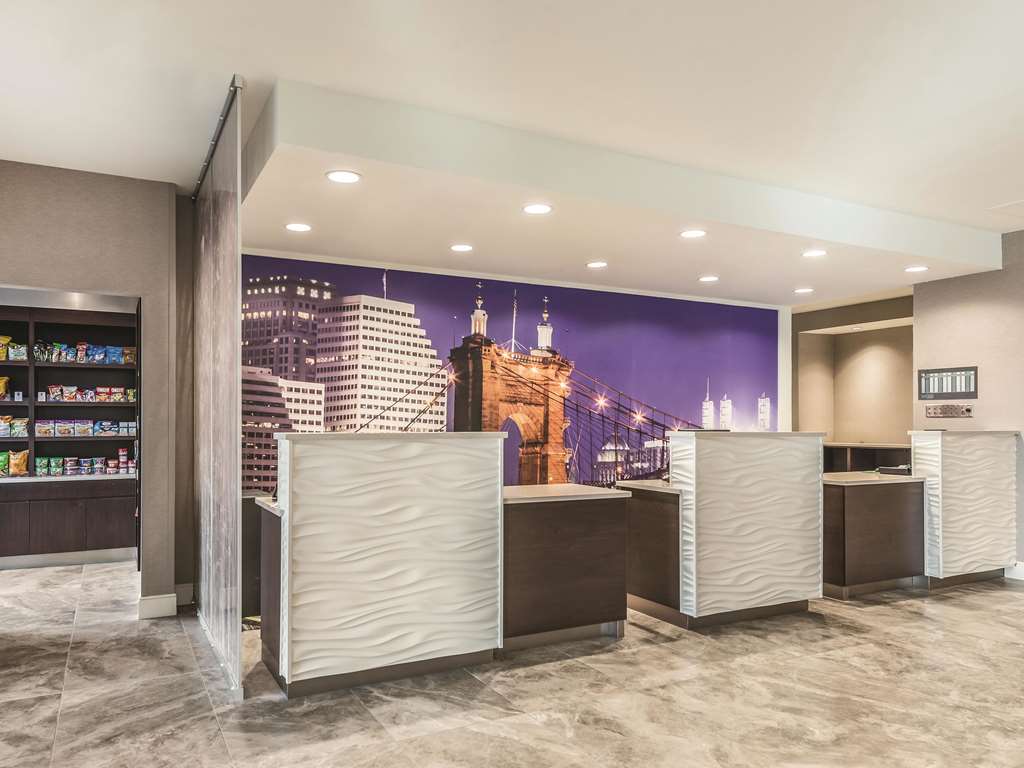 La Quinta Inn & Suites by Wyndham Cincinnati Sharonville - photo 10