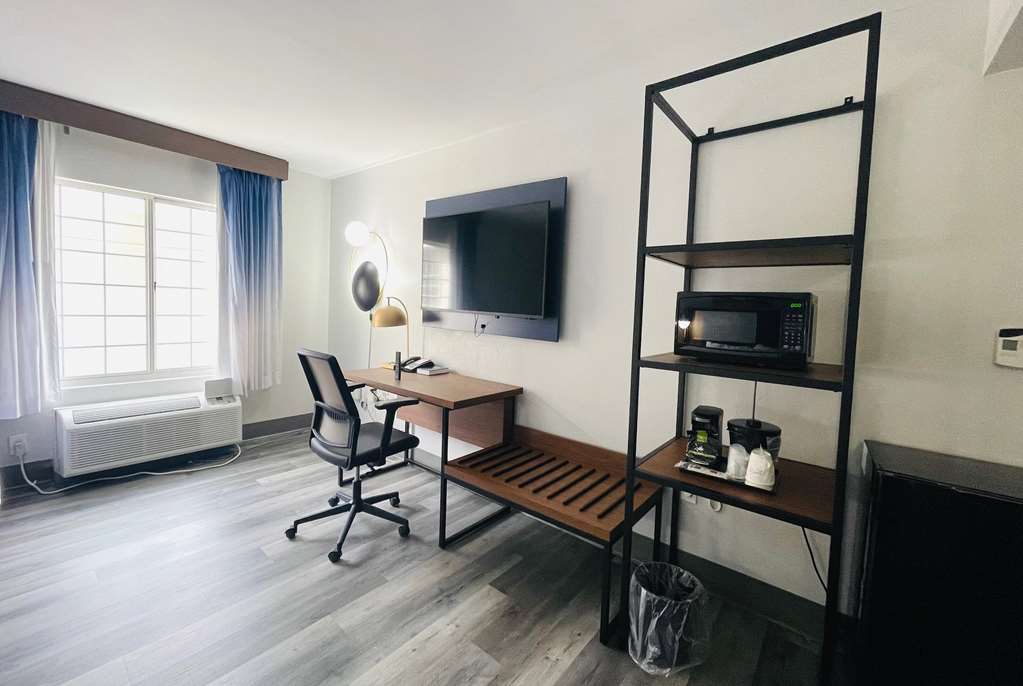 La Quinta Inn & Suites by Wyndham Birmingham Homewood - photo 25