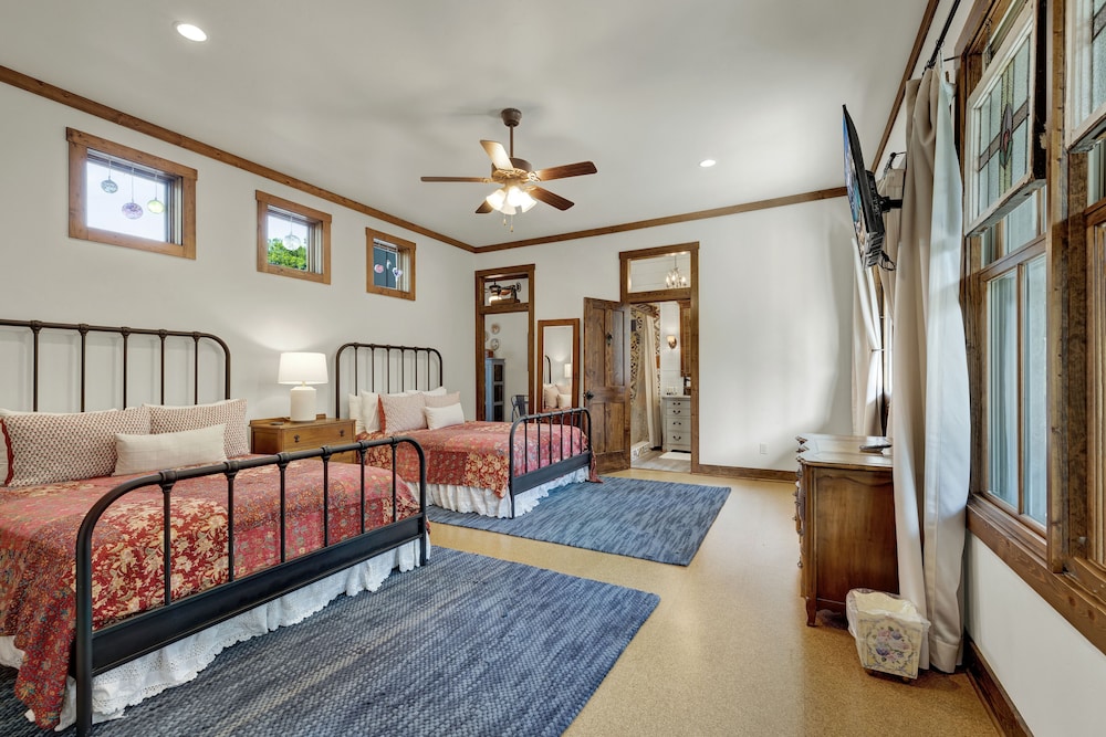 New Luxury Home Near Main St With 2 Hottubs&firepit — 4-Star Luxury Hotel in Fredericksburg, United States