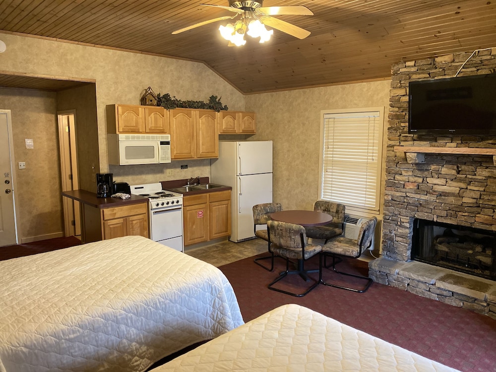 Carr's Northside Motel and Cottages - photo 9